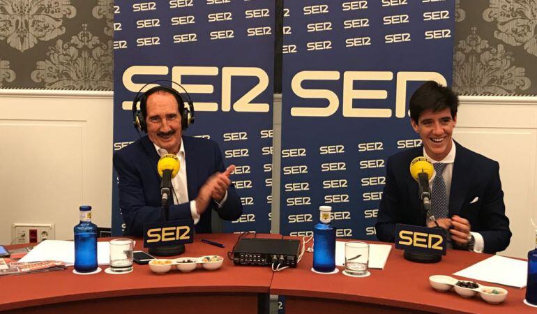 El torero Esaú Fernández, a la derecha de la fotografía, junto a Manolo Molés en las tertulias taurinas de Radio Sevilla desde el Hotel Gran Meliá Colón