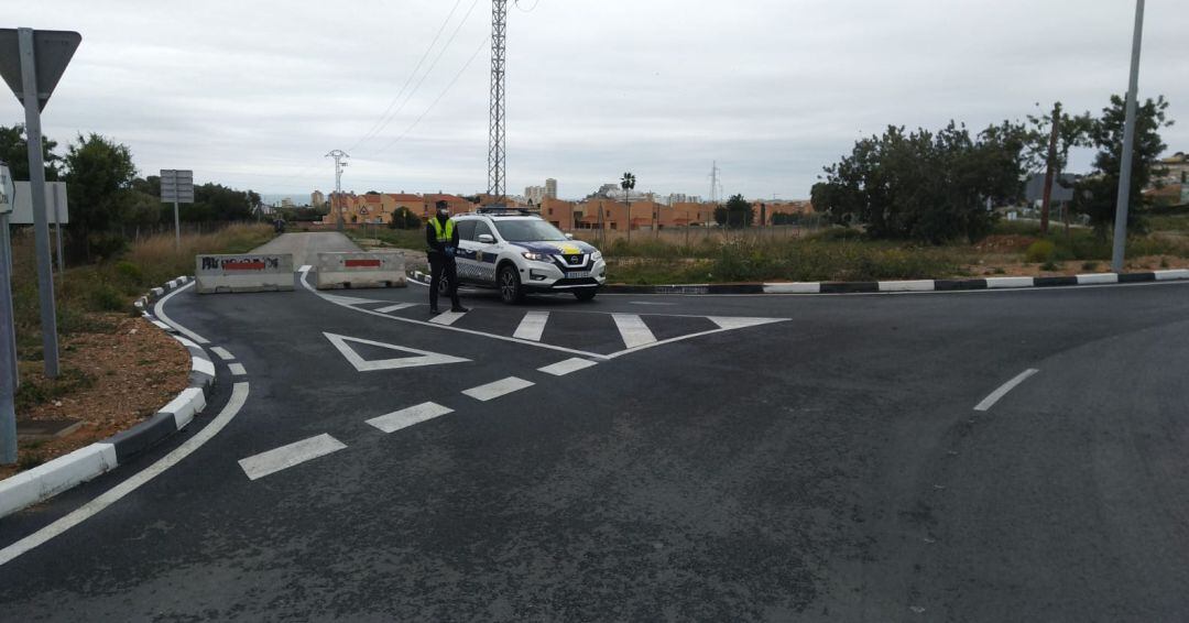 El consistorio ha colocado muros de hormigón para evitar que personas con segundas residencias en la localidad pasen en ellas la Semana Santa