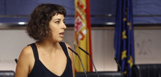 La diputada de En Marea-Podemos Alexandra Fernández, durante la rueda de prensa que ofreció hoy en el Congreso.