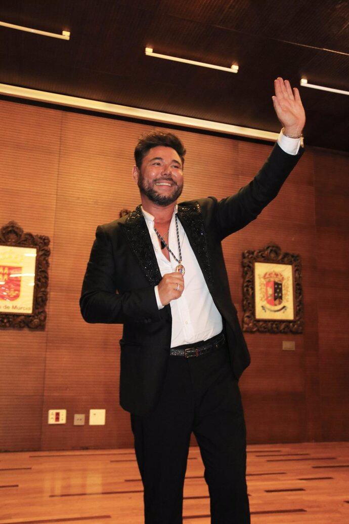 Miguel Poveda cuando recibió, en agosto de 2023, la Medalla de Oro de La Unión y anunció que sería el pregonero de la 63º Cante de las Minas.