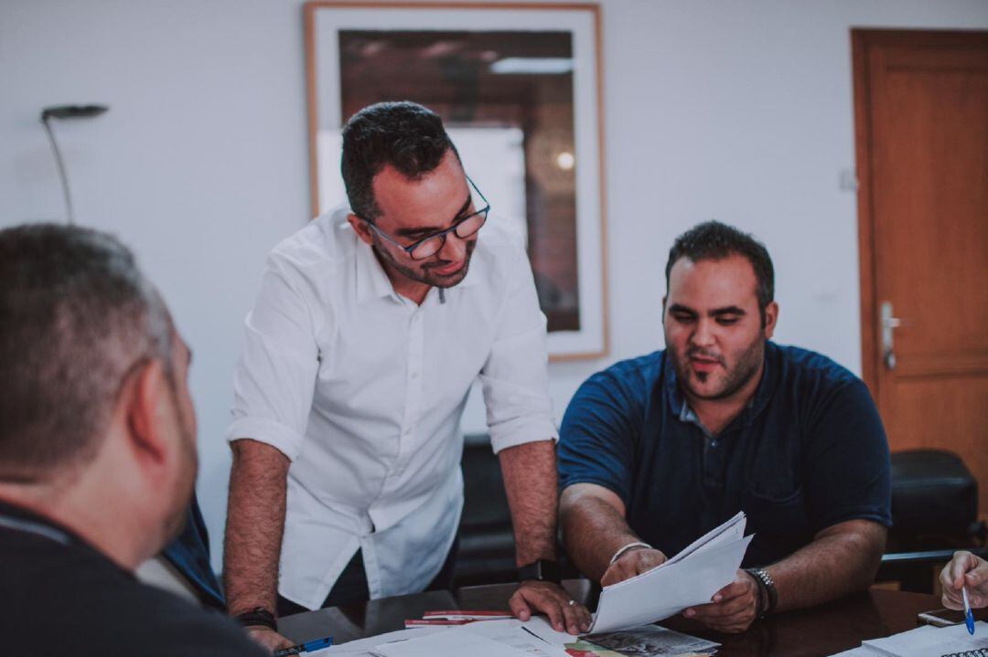 El candidato a la Alcaldía de Arrecife por CC, chedey Eugenio con concejales en el consistorio capitalino.