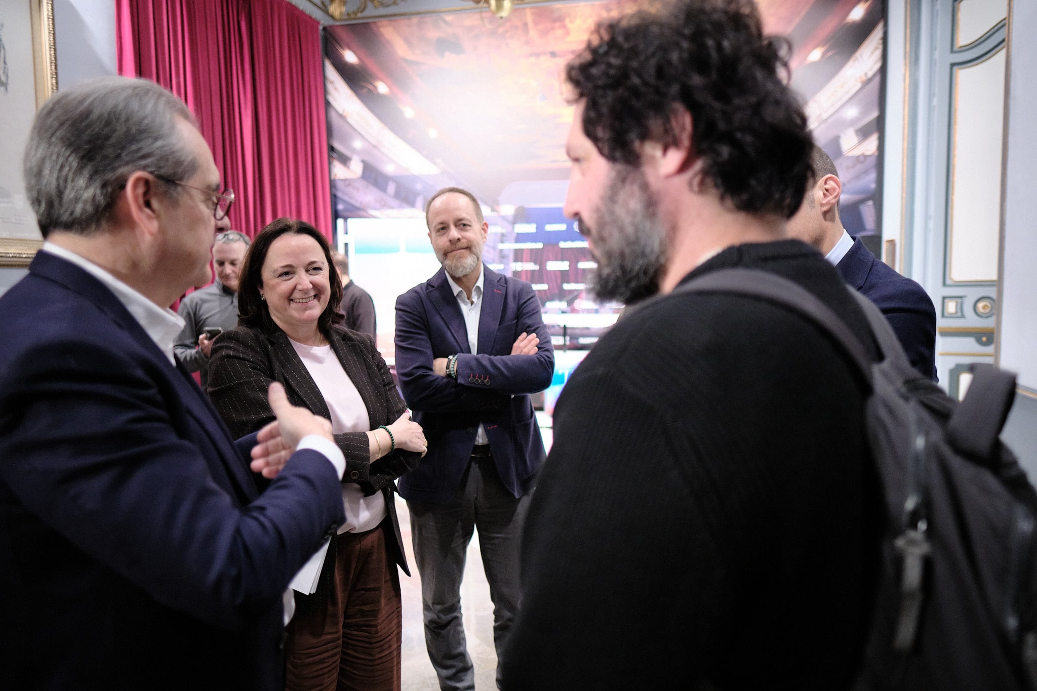 El Kanka, el cantautor malagueño ha acudido hoy al  Teatro Cervantes para explicar, con su voz y su guitarra, de qué está  formado La calma, un álbum inspirado en el folclore latinoamericano