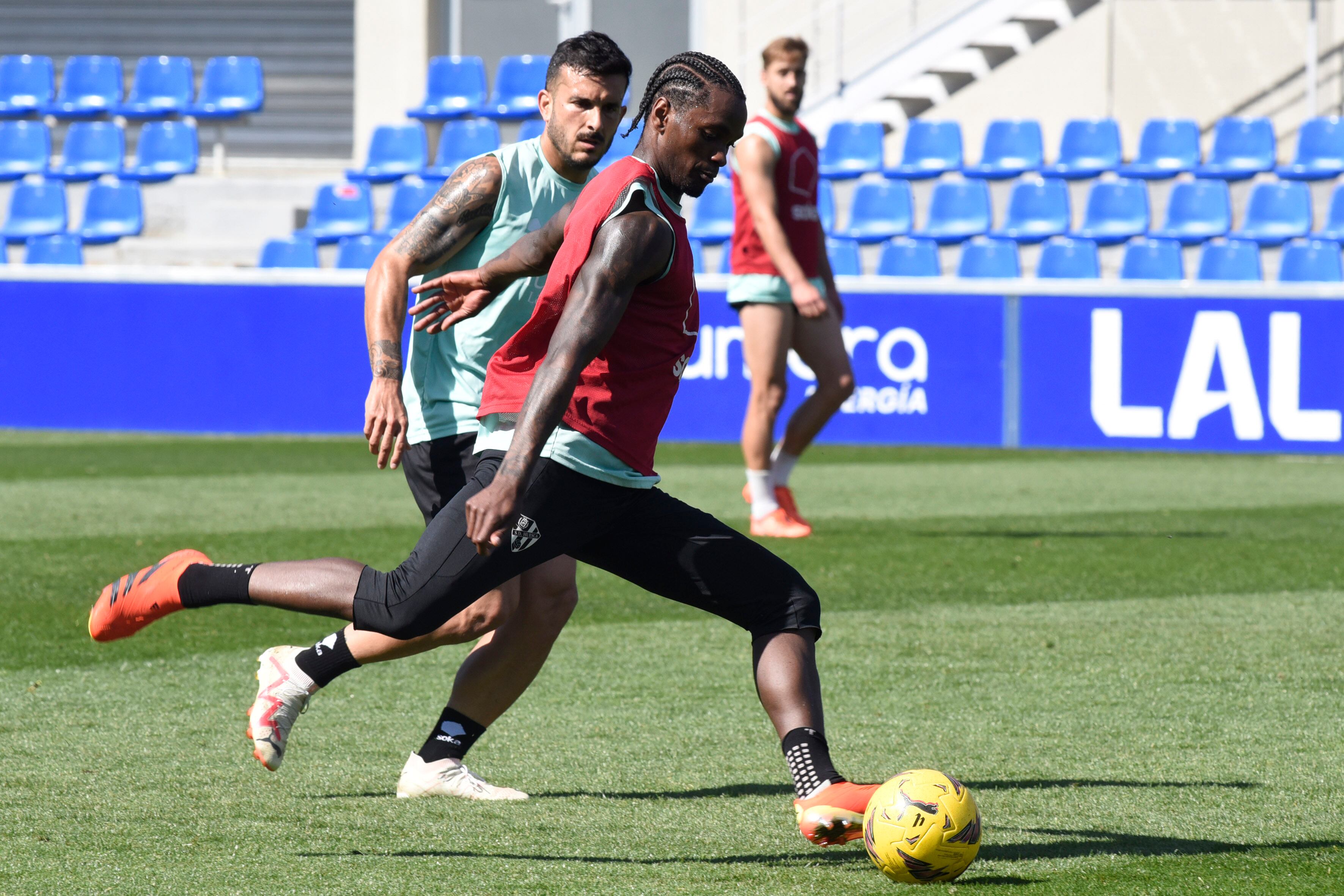 Balboa y Elday durante un entrenamiento de la SD Huesca en El Alcoraz