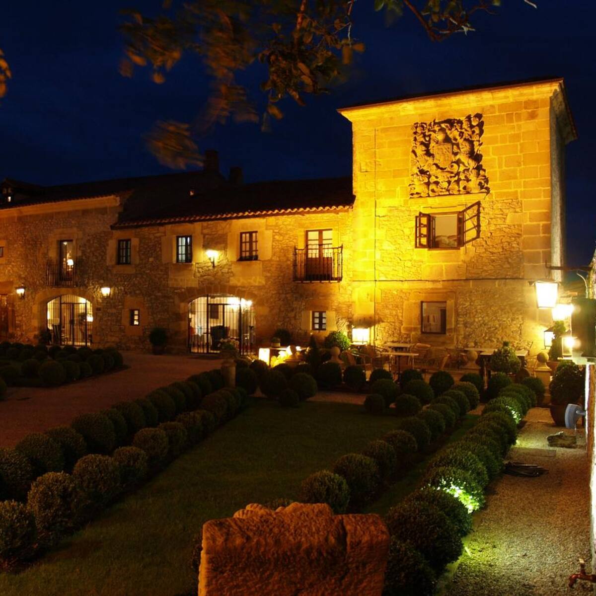 Si tienes 3,8 millones de euros, puedes comprar un palacio del siglo XVI en Ajo