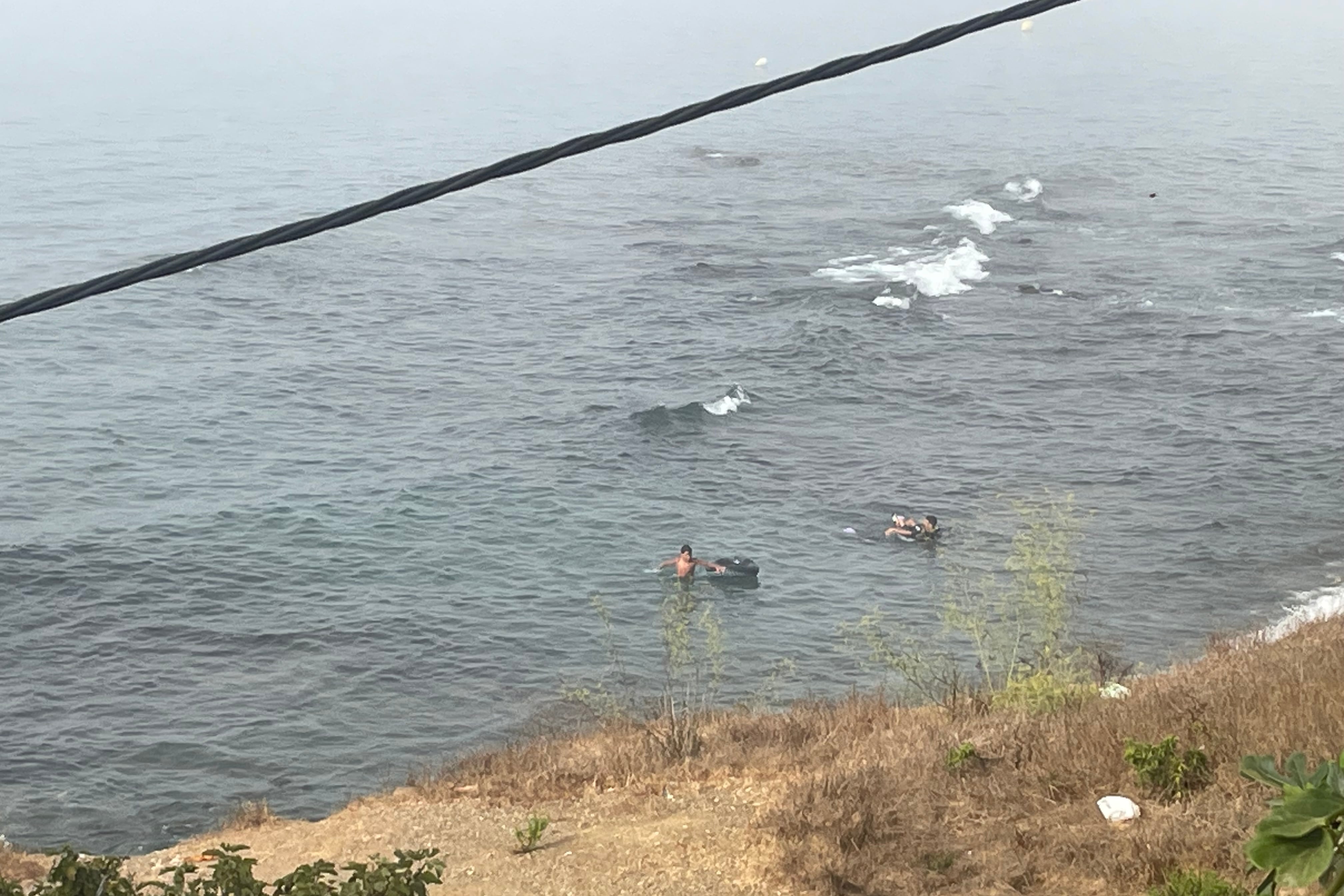 Más de una decena de menores han conseguido alcanzar la costa de Ceuta tras partir desde Marruecos durante la noche, aprovechando la densa niebla y usando flotadores.