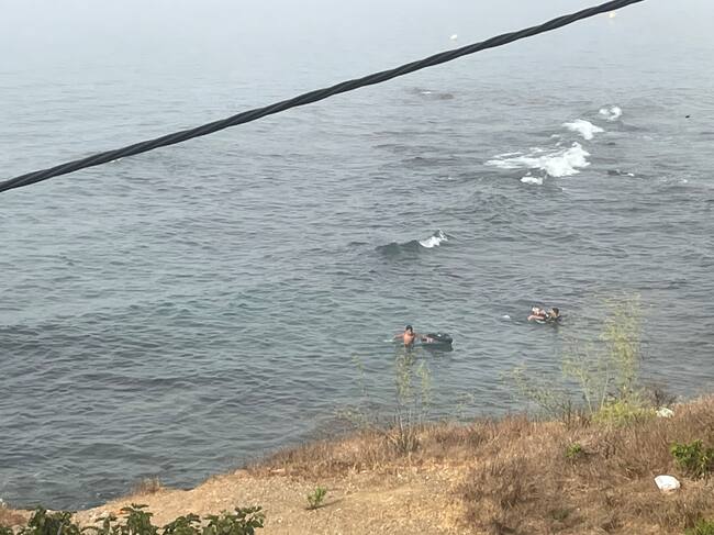 Más de una decena de menores han conseguido alcanzar la costa de Ceuta tras partir desde Marruecos durante la noche, aprovechando la densa niebla y usando flotadores.