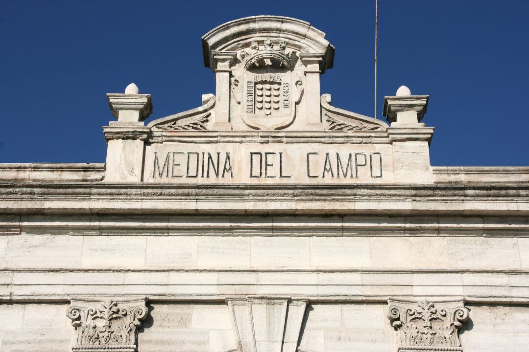 Detalle de la fachada del ayuntamiento de Medina del Campo