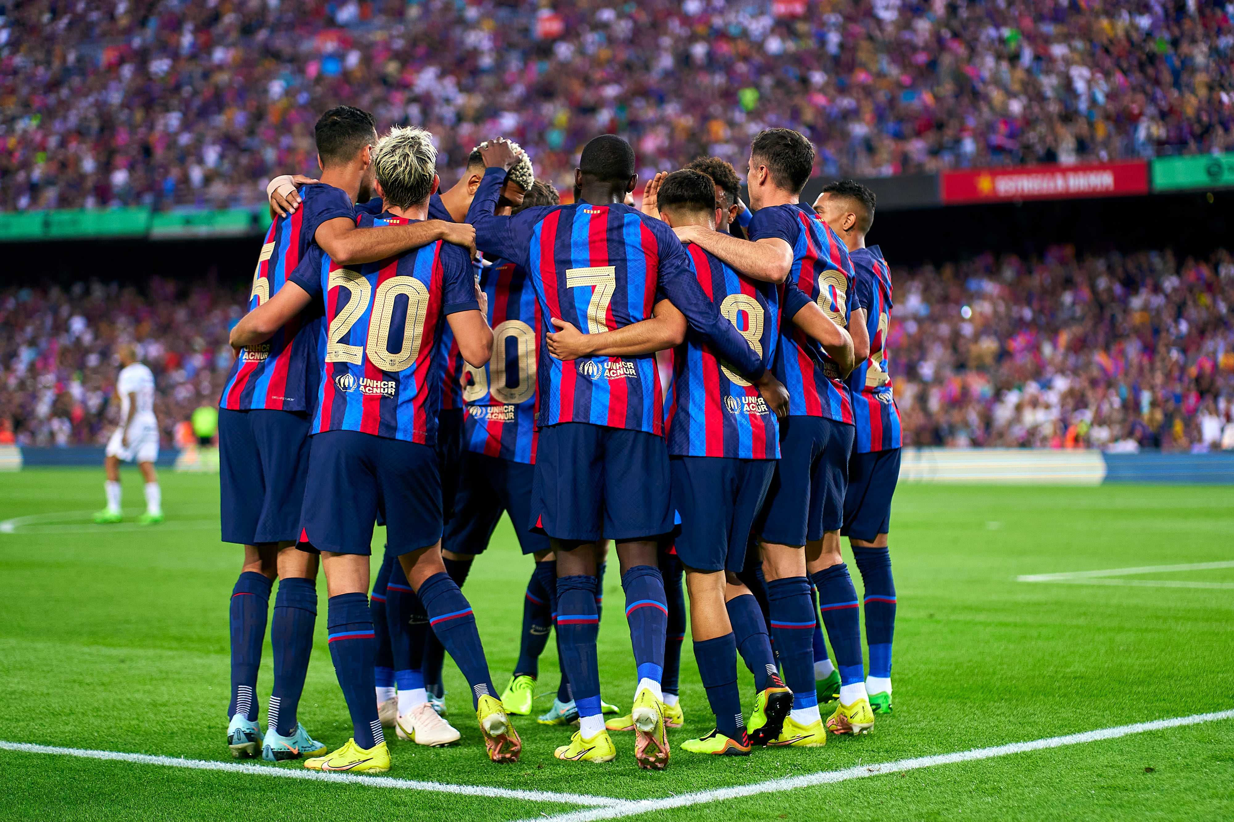 Jugadores del Barça abrazados en el Spotify Camp Nou tras un tanto ante el Pumas.