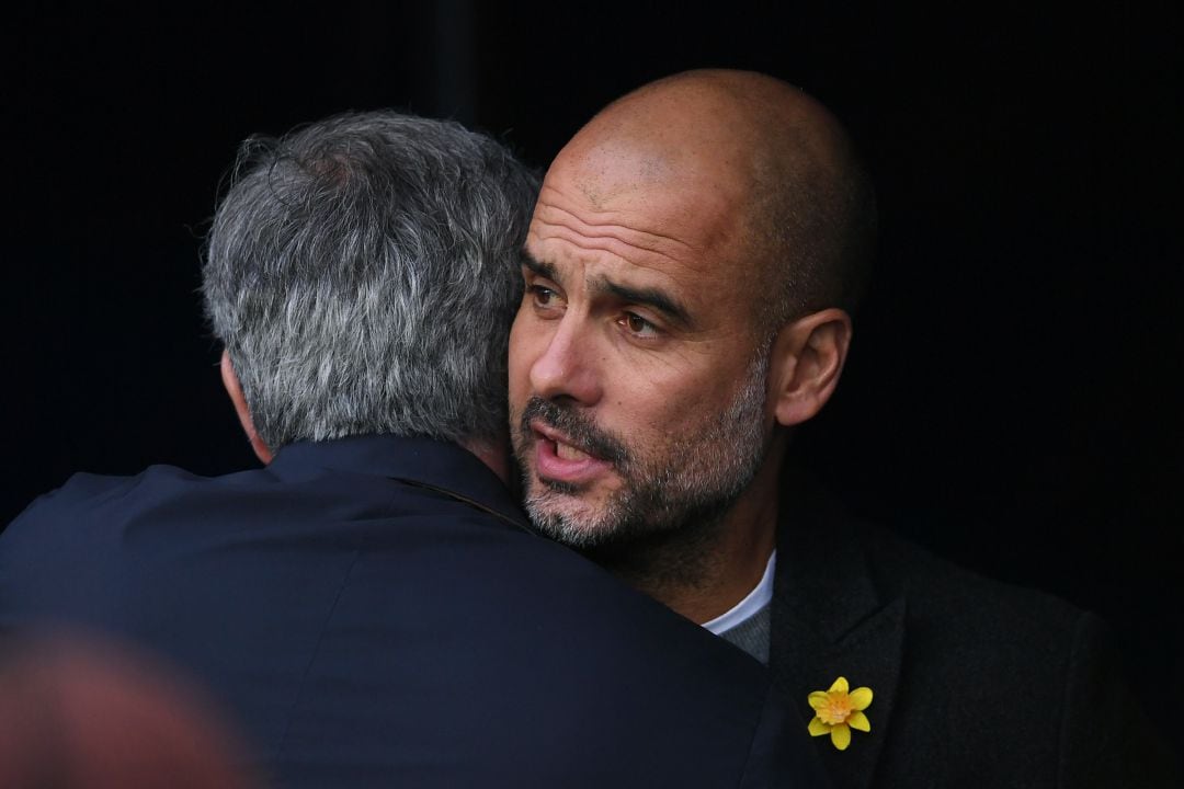 Guardiola y Mourinho se saludan en un City-United