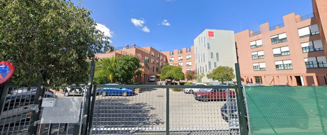 La Consejería de Sanidad asegura que el aumento es por el volcado de datos sobre "casos antiguos" en residencias de mayores. En la imagen la de Aralia Los Frailes en Leganés.