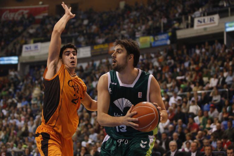 Germán, en su anterior etapa en el Unicaja, defendido por Saúl Blanco