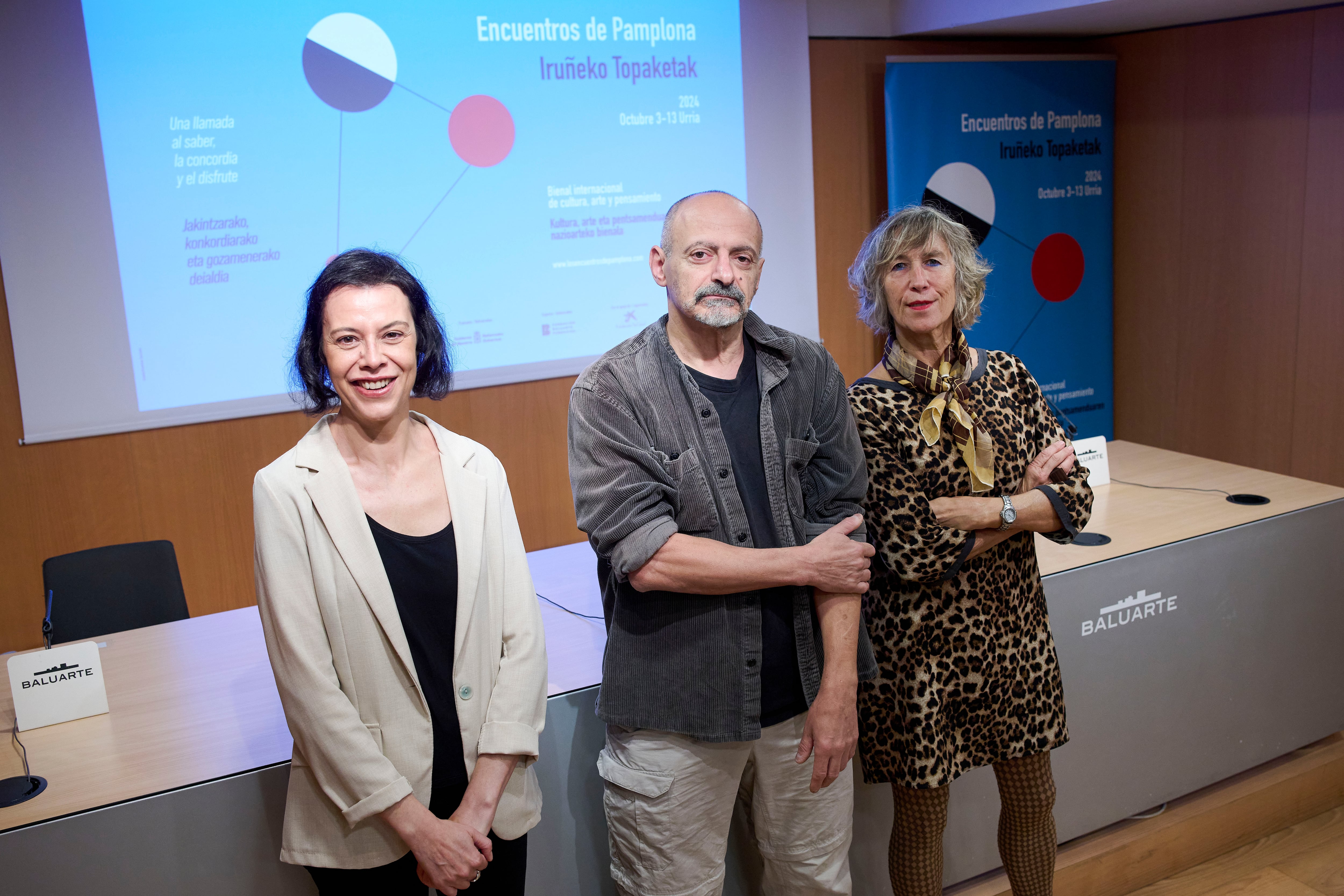 El director fílmico y fotógrafo Antoine d´Agata (c), junto a la artista, música e interiorista Alicia Otaegui (d) y Yolanda Campos (i) del Centro de Música Contemporánea Garaikideak