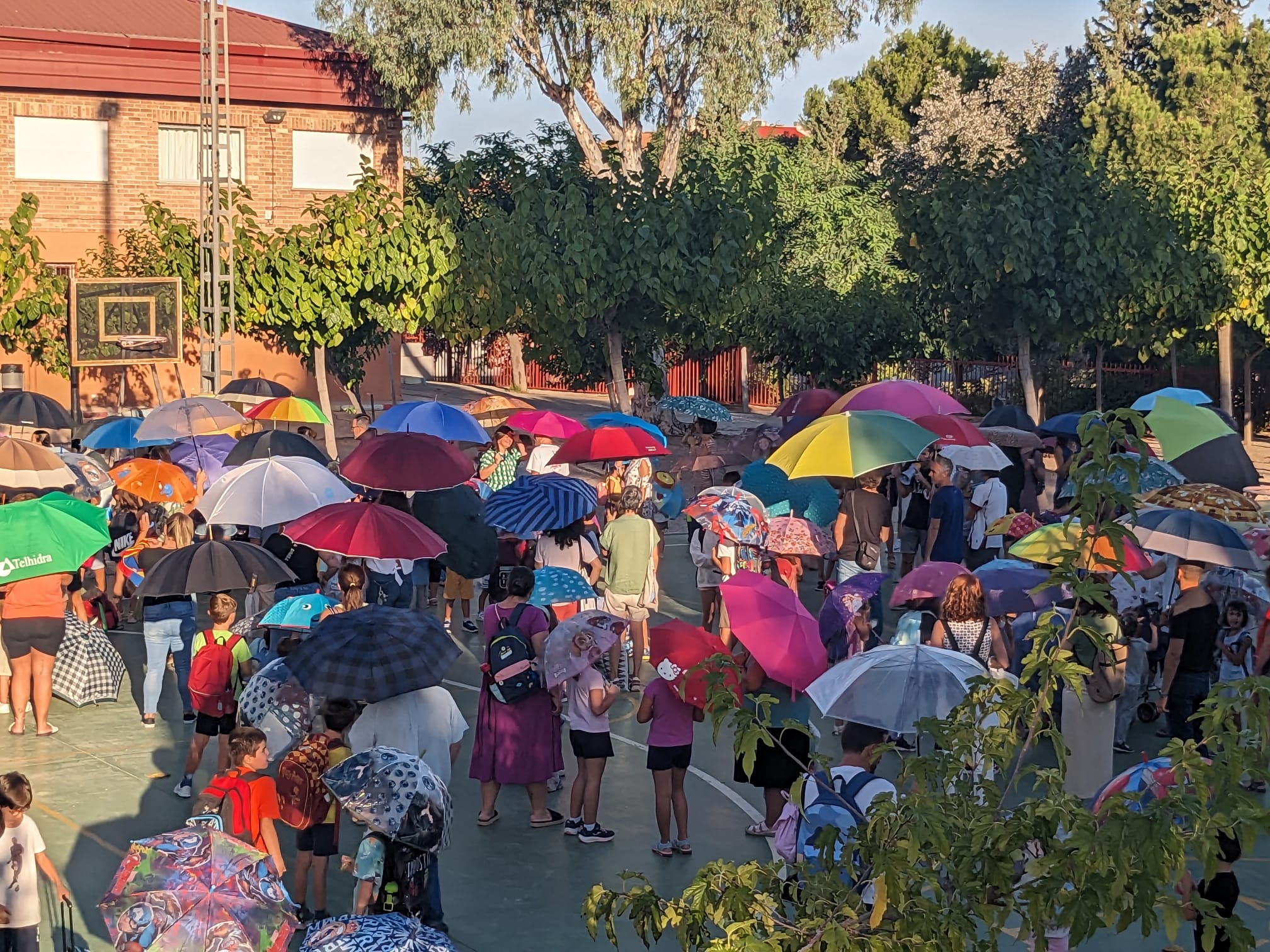 Protesta de padres y madres en el patio del colegio &#039;Virgen de la Fuensanta&#039; (La Alberca-Murcia) por la cancelación de un proyecto de sombra para el centro