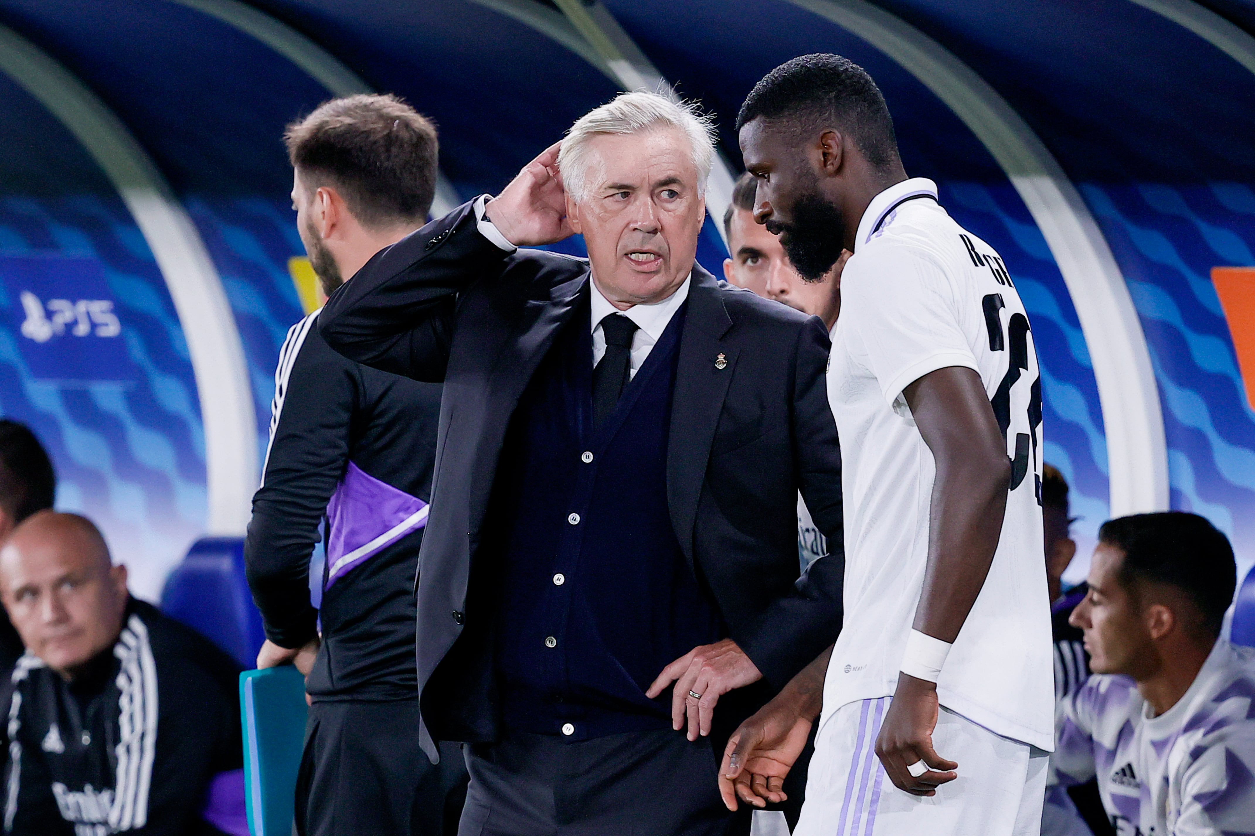 Ancelotti da instrucciones a Rüdiger en el debut del alemán en un partido oficial, el pasado 10 de agosto.