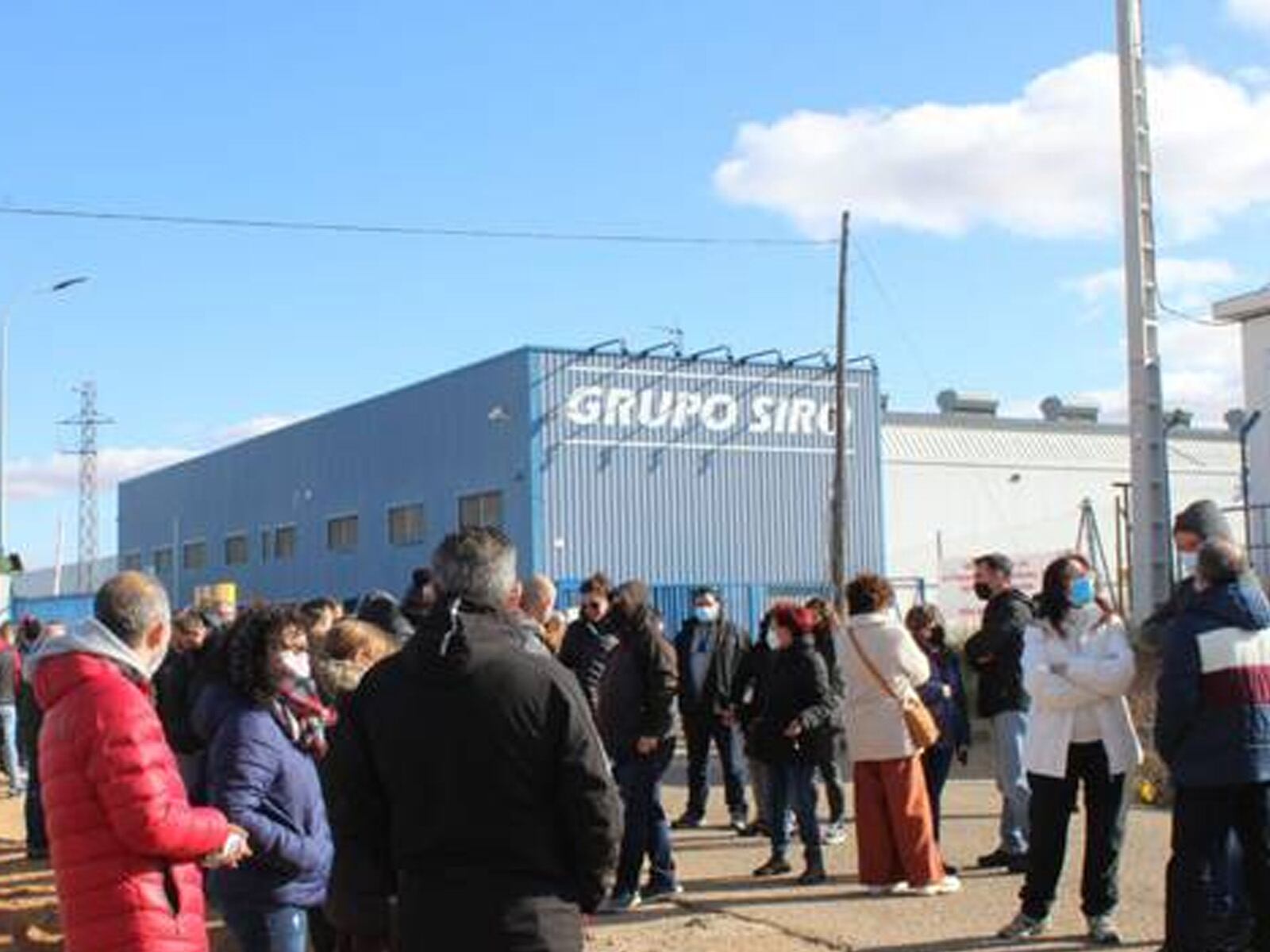 Trabajadores concentrado ante la factoría de la galletera en Toro