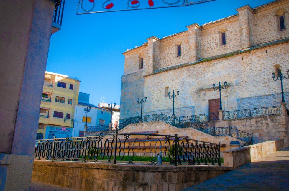 Plaza situada junto a la iglesia de Villacarrillo.