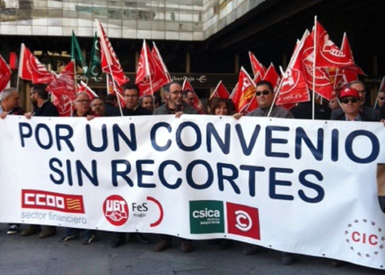 La concentración ha sido en la sede central de Ibercaja en Zaragoza