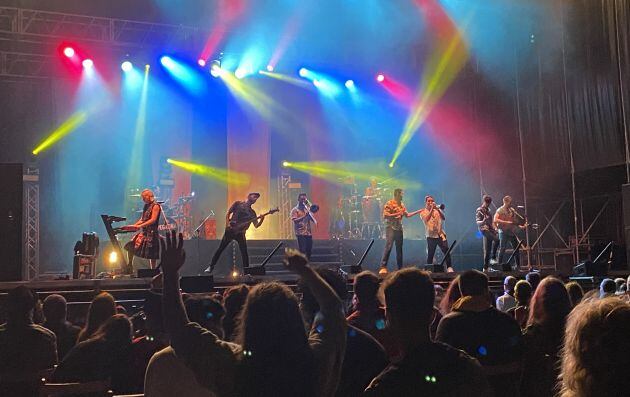 La Pegatina actuó pese a que la lluvia hizo acto de presencia hasta en cuatro ocasiones