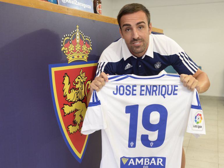 José Enrique en su presentación oficial en el Estadio Municipal de La Romareda