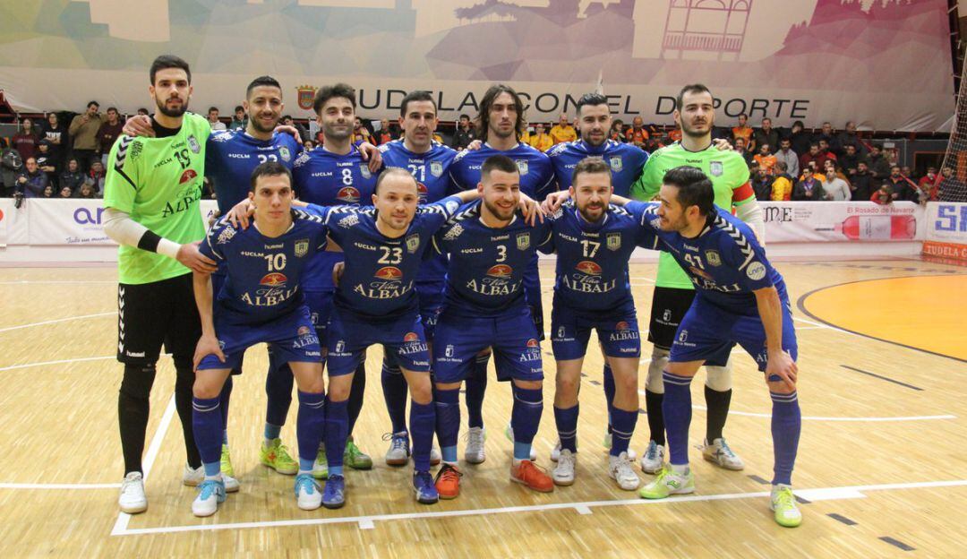 Foto de familia del Viña Albali Valdepeñas, antes del encuentro contra el  Aspil-Jumpers Ribera Navarra 