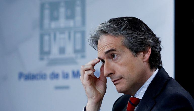 El ministro de Fomento, Íñigo de la Serna, durante una rueda de prensa posterior al consejo de ministros