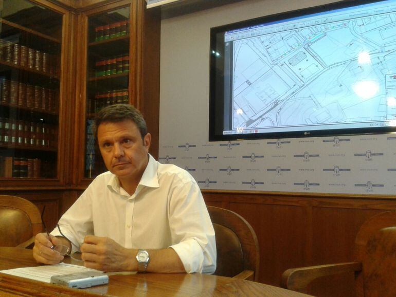 El alcalde de Irun, José Antonio Santano en rueda de prensa. Imagen de archivo