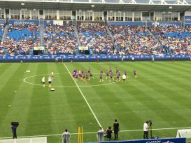 El conjunto blanco entrenando sobre el césped del estadio de Saputo.