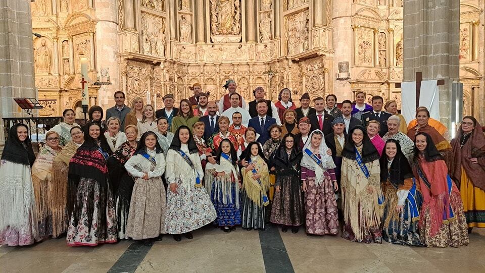 Foto de familia tras la Santa Misa celebrada el año pasado con motivo de la festividad de San Jorge . Foto: Ayuntamiento de Barbastro