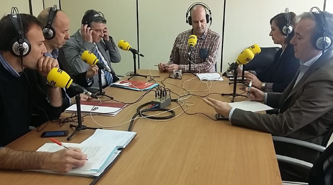 Plaza Pública, desde el Ayuntamiento de Zaragoza. En el centro, Juanjo Hernández. A la izquierda, Pablo Muñoz (ZEC), Carmelo Asensio (CHA), Javier Trívez (PSOE). A la derecha, Sara Fernández (C&#039;s) y Jorge Azcón (PP)