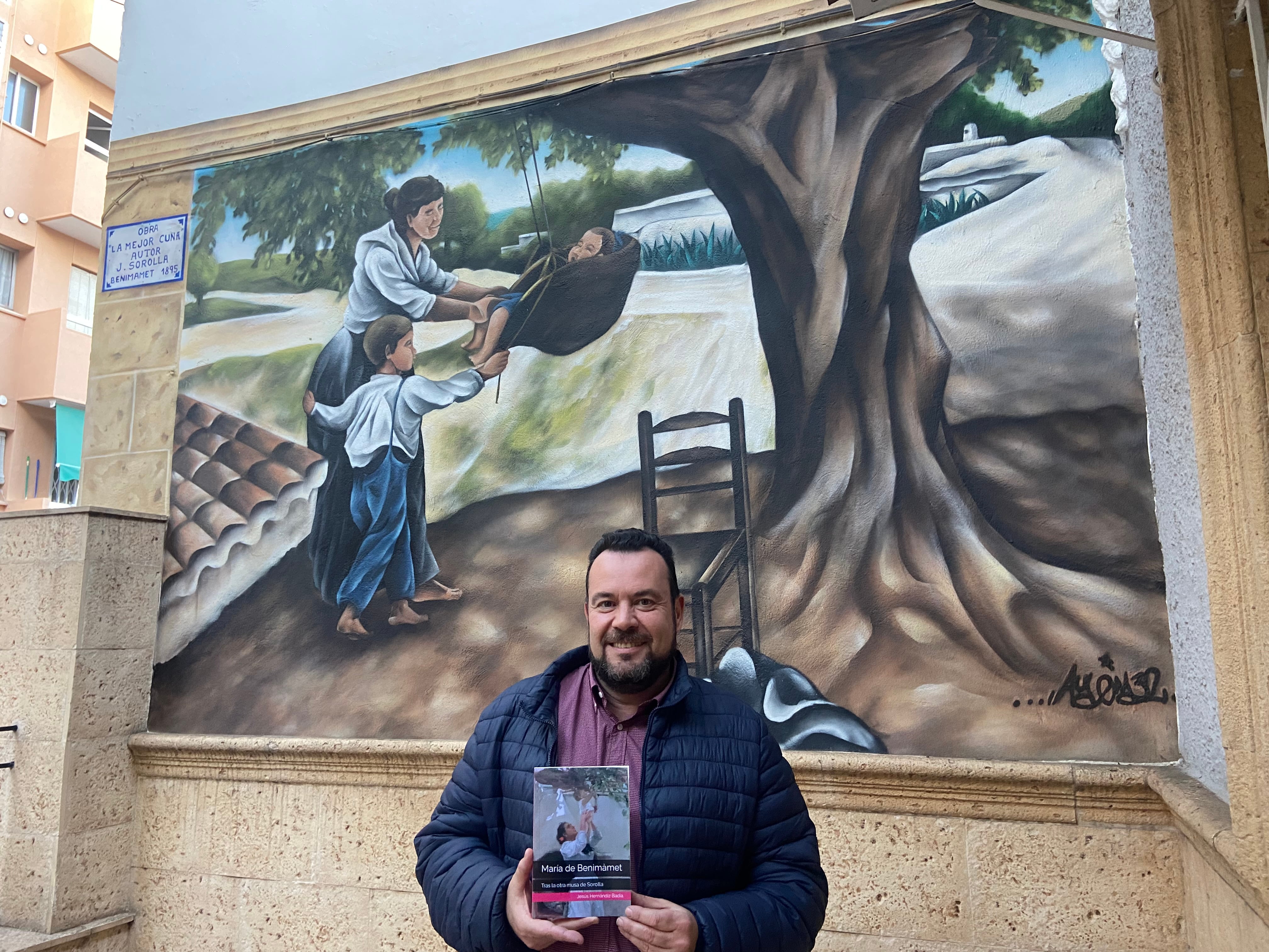 Jesús Hernándiz en la entrada de su casa