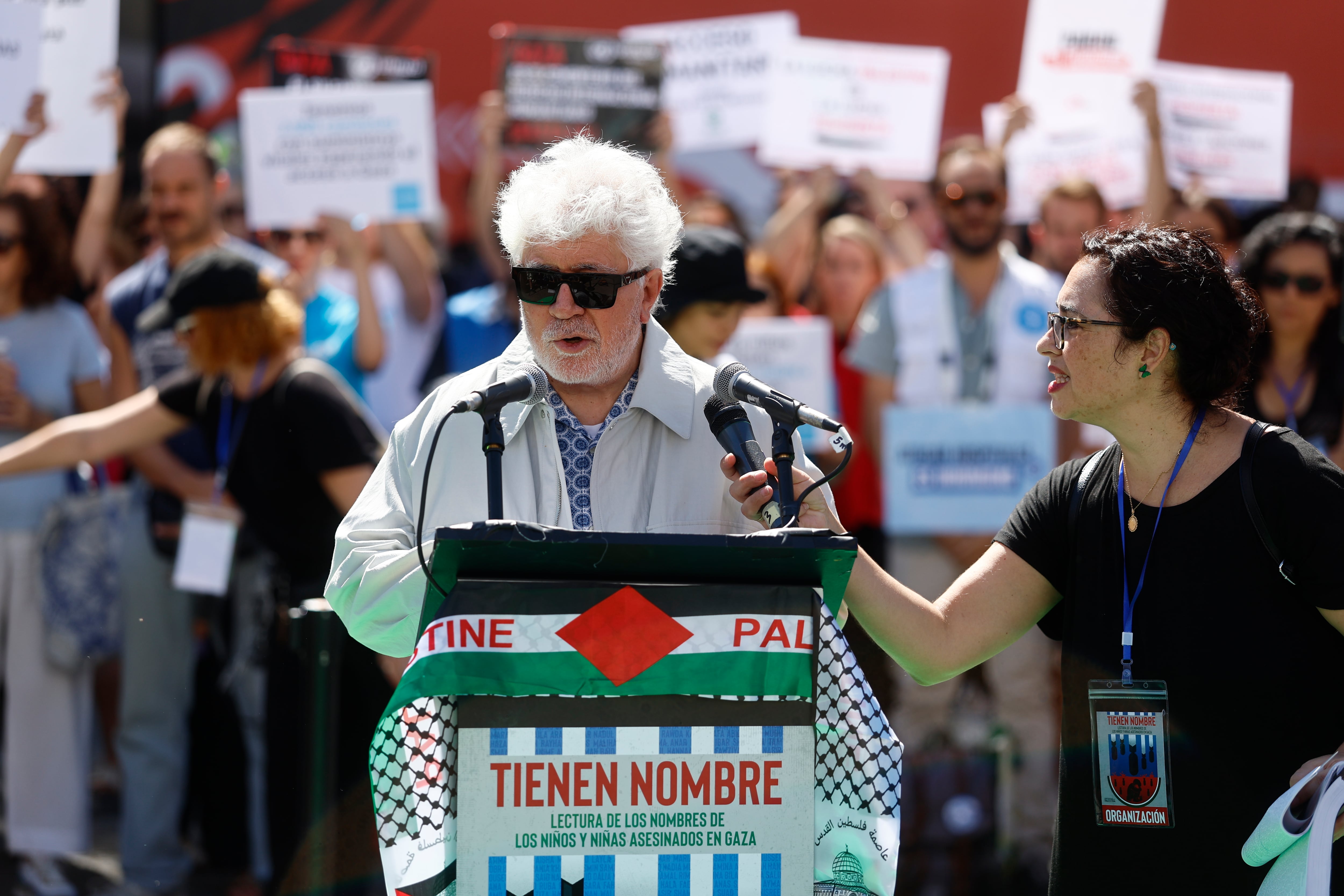 El director de cine Pedro Almodóvar durante la lectura de los nombres de los niños y niñas asesinados en Gaza durante la concentración promovida por 'Artistas con Palestina', este lunes en la Puerta del Sol.