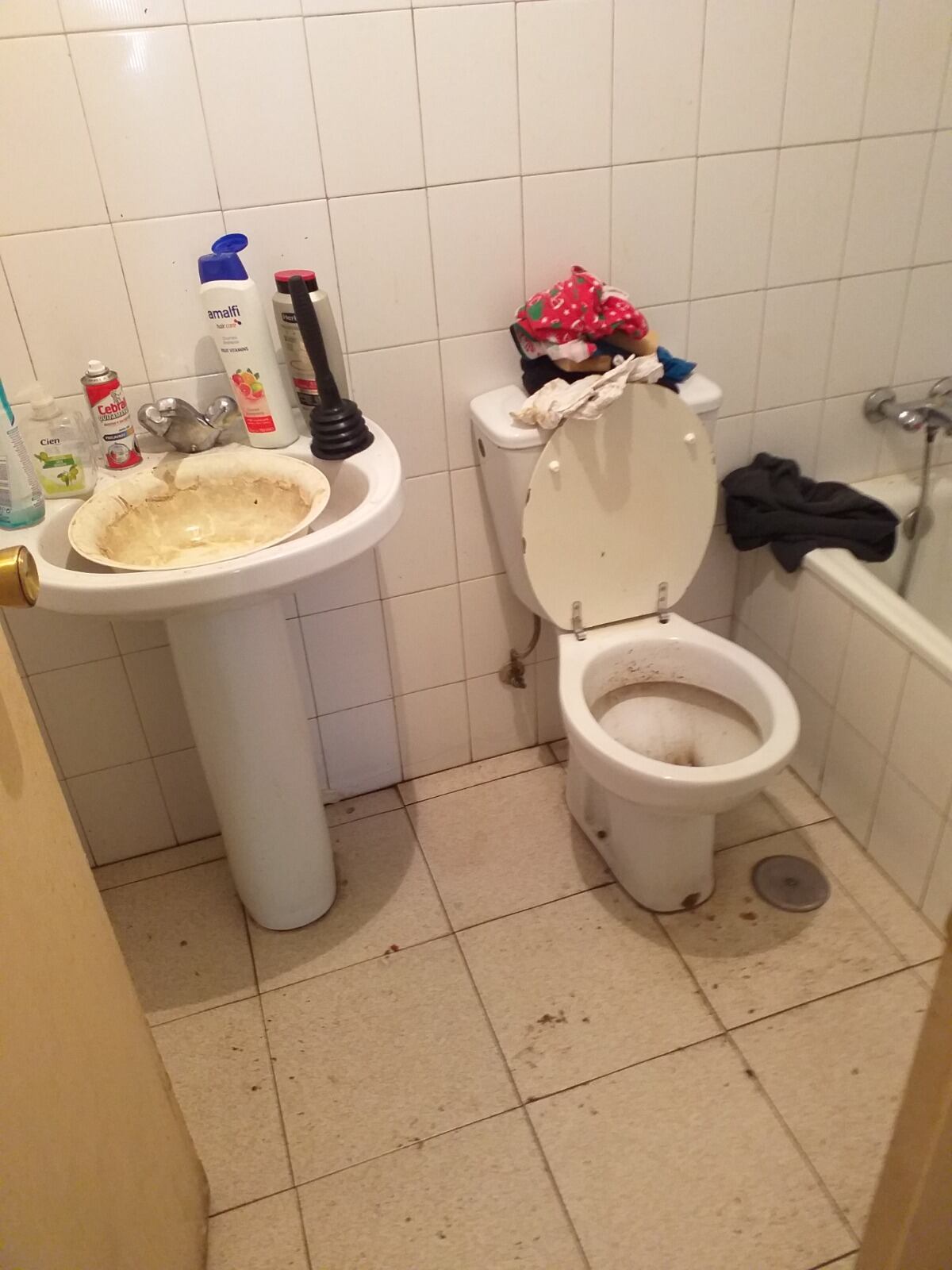 Aspecto que presentaba la vivienda donde fue hallado el menor en Málaga