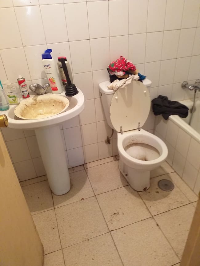 Aspecto que presentaba la vivienda donde fue hallado el menor en Málaga