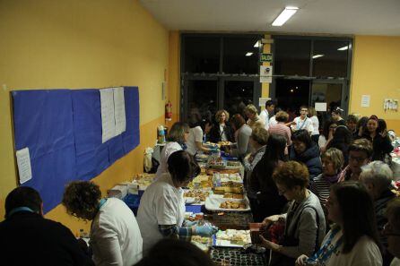 Voluntarios de Manos Unidas venden productos de alimentación donados por empresas cuellaranas