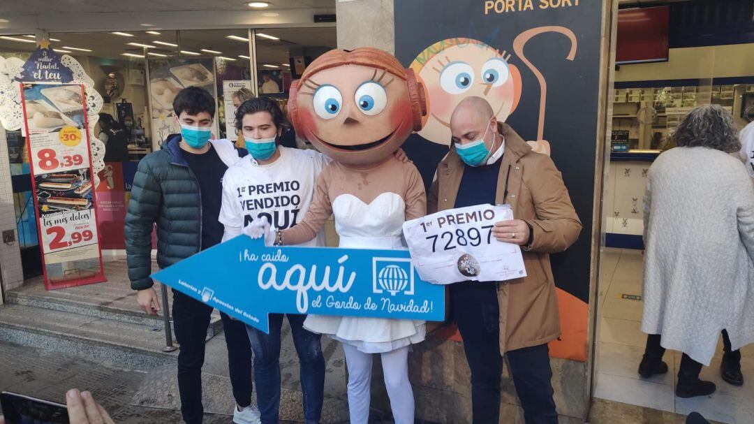 Propietaris de la Pastoreta ensenyant el número guanyador