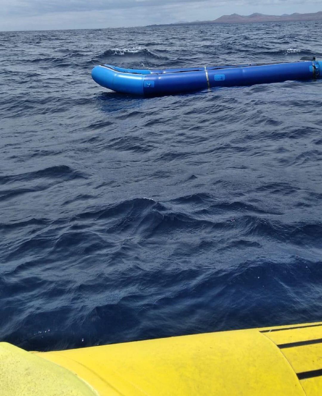 La patera localizada por EMERLAN y que estaba a la deriva al norte de Lanzarote.