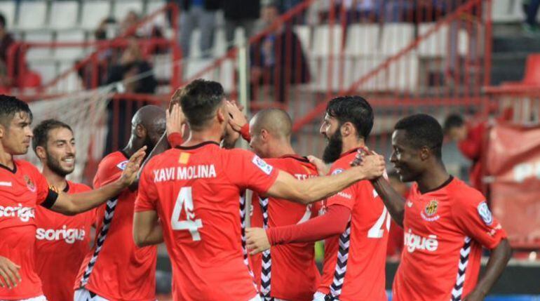 Els jugadors del Nàstic celebren un dels gols contra l'Osca.