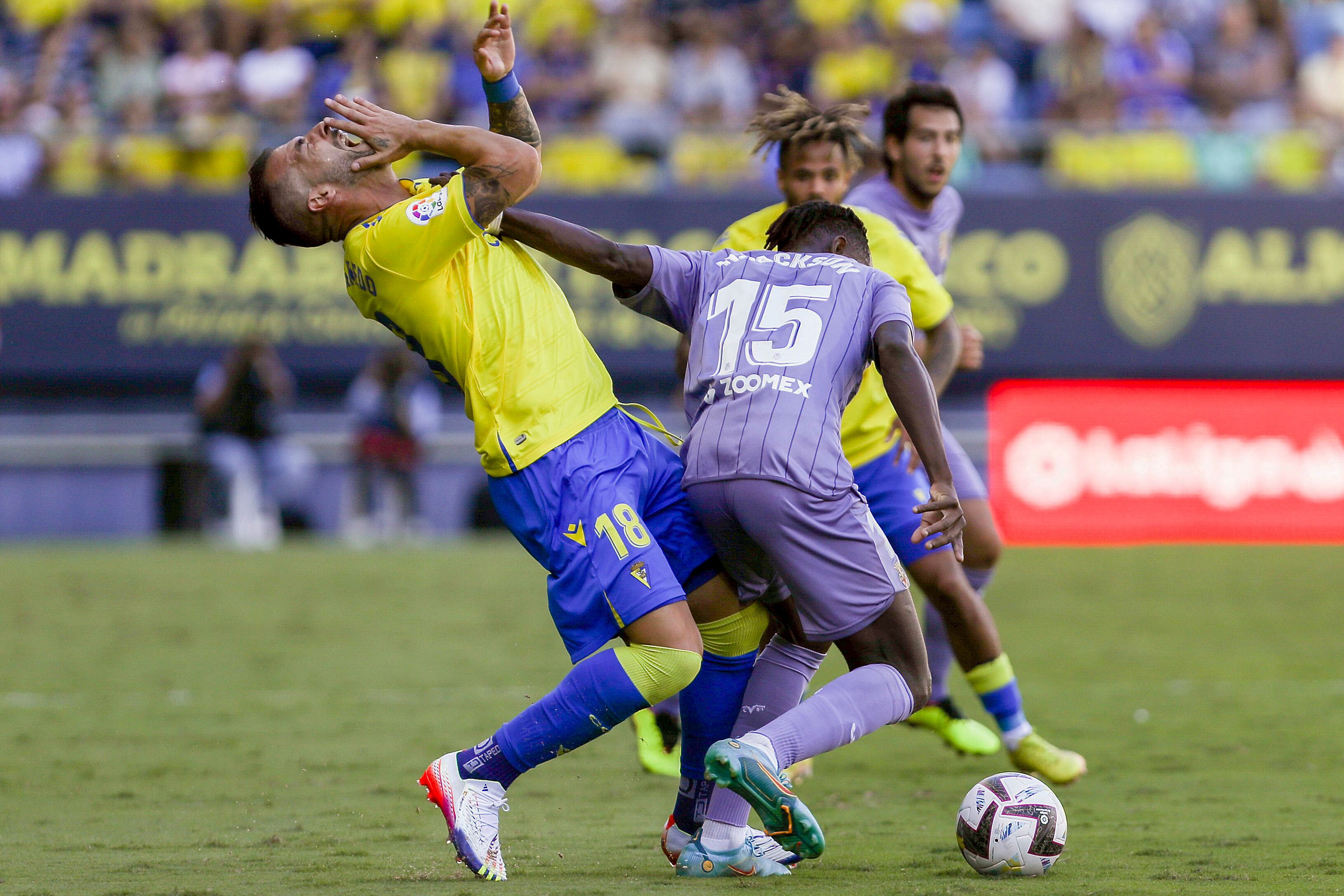 CÁDIZ, 01/10/2022.- El jugador del Cádiz CF Álvaro Negredo (i) lucha por el con Nicolas Jackson, del Villarreal CF, durante el partido de LaLiga Santander disputado este sábado en el Estadio Nuevo Mirandilla de Cádiz. EFE/Román Ríos