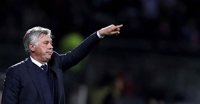 Ancelotti da indicaciones durante un partido del PSG