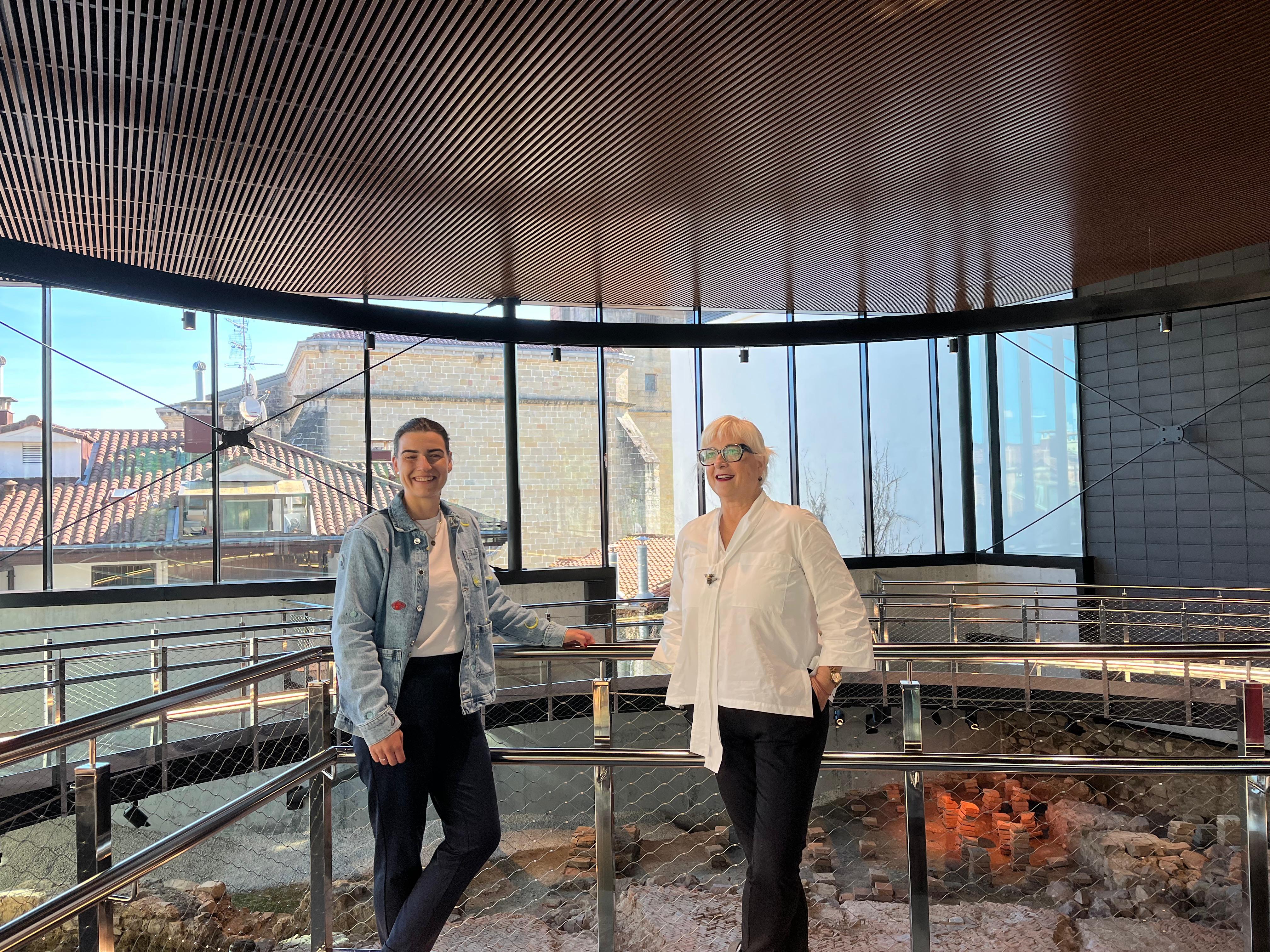 La delegada de Cultura Nuria Alzaga junto a la Directora del Museo Oiasso Aizpea Goenaga.