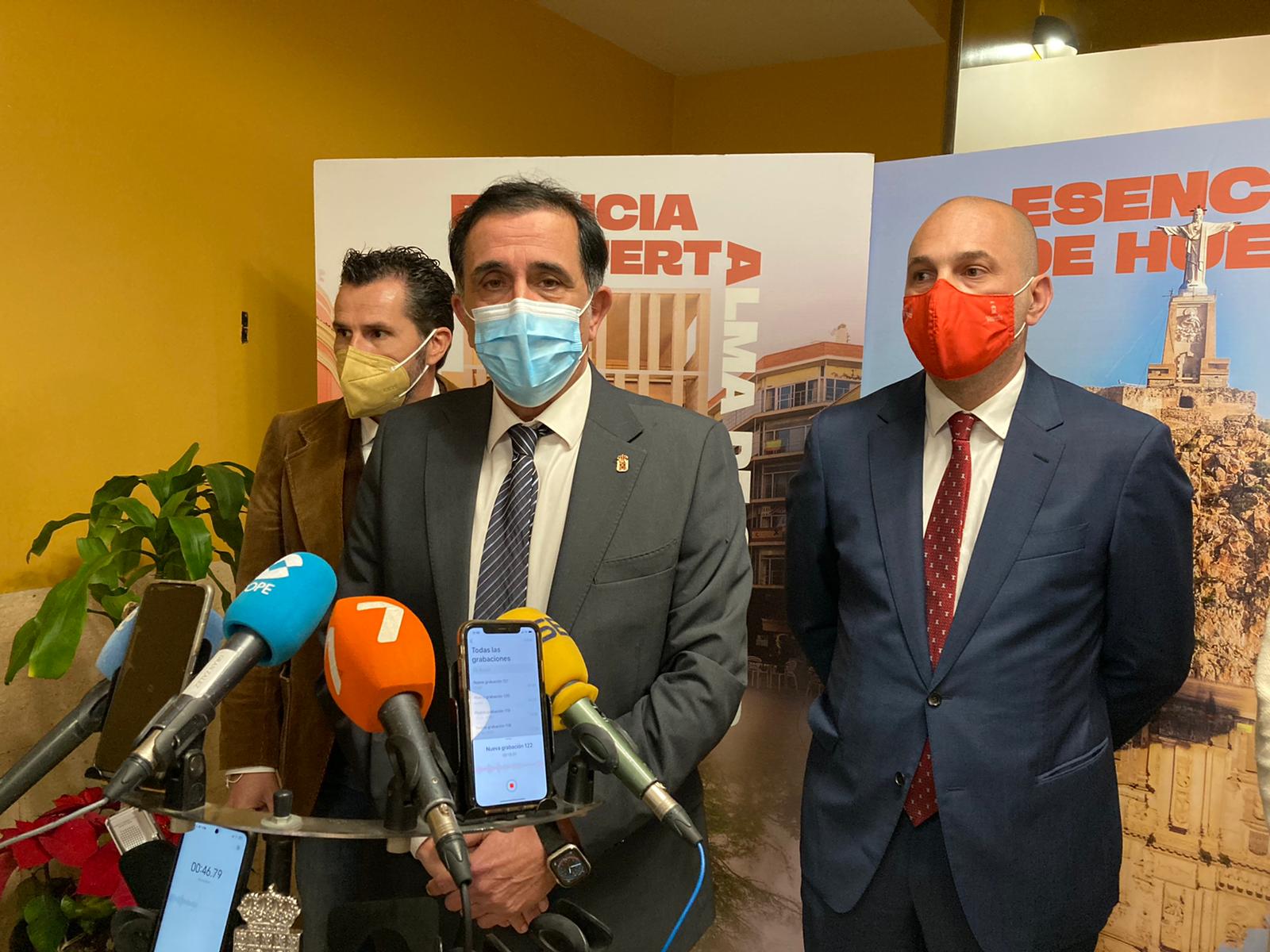 José Antonio Serrano, alcalde de Murcia, en el centro; junto al vicealcalde, Mario Gómez, a la izquierda; y el concejal de Turismo, Pedro García Rex, a la derecha