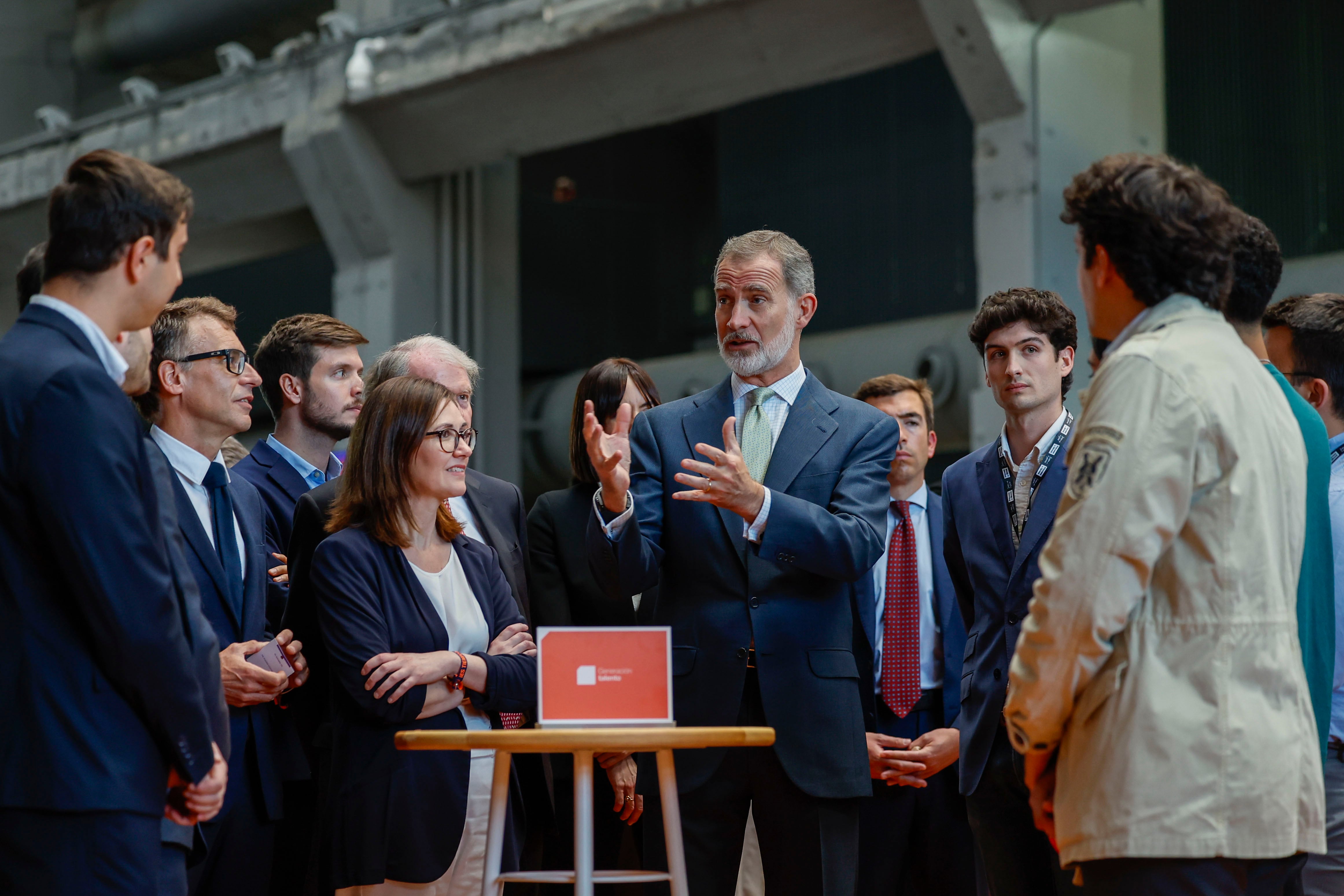 MADRID, 07/05/2024.- El Rey Felipe VI visita el taller de Guillermo Martínez Gauna-Vivas, Premio Princesa de Girona Social 2020 y director de la ONG Ayúdame3D, antes de clausurar este martes en Madrid el Tour del Talento que organiza la FPdGi con la proclamación de los dos últimos galardonados de este año en las categorías de CreaEmpresa e Investigación. EFE/Mariscal