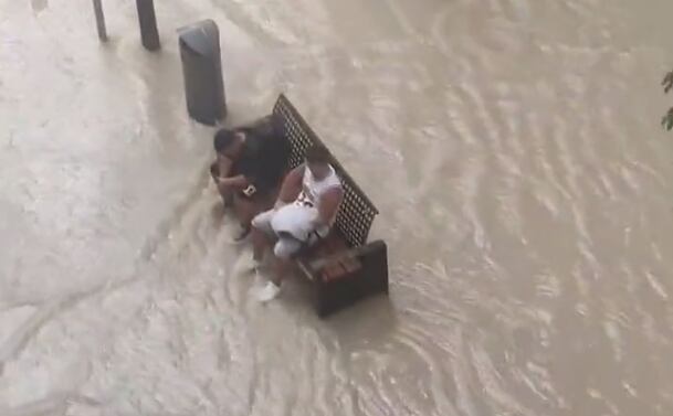 Sentados en el banco a pesar de la lluvia