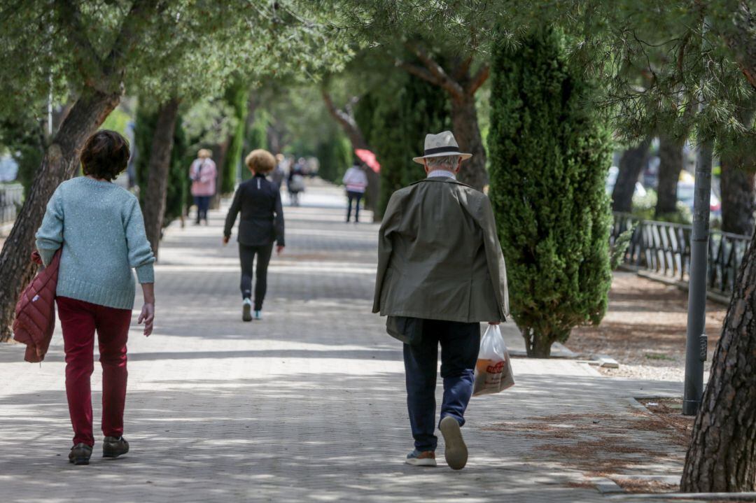 Una anciano en un parque de Madrid (España), a 2 de mayo de 2020