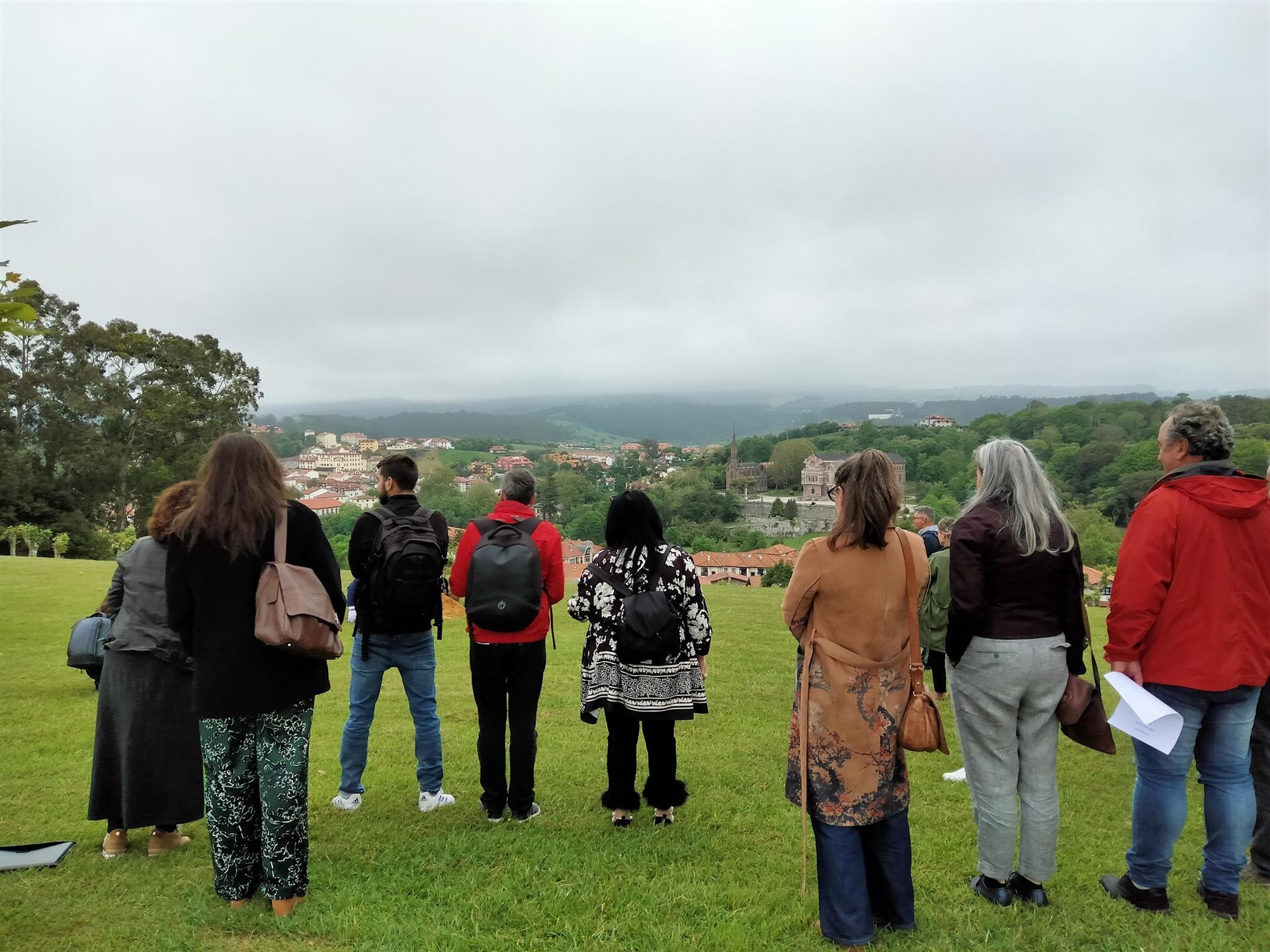 Un grupo de personas observa un paisaje.