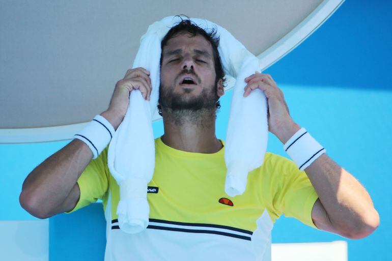 Felciano López se refresa durante un descanso