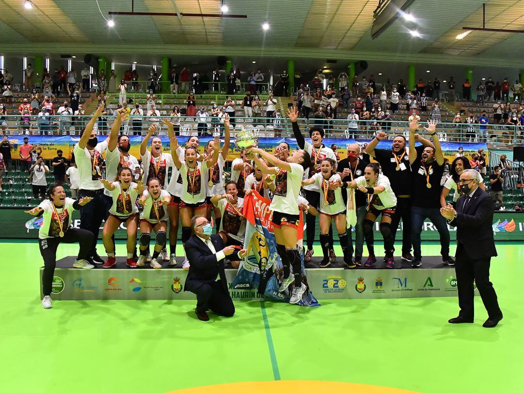 Sole López, capitana del Rincón Fertilidad, levanta el trofeo de campeonas
