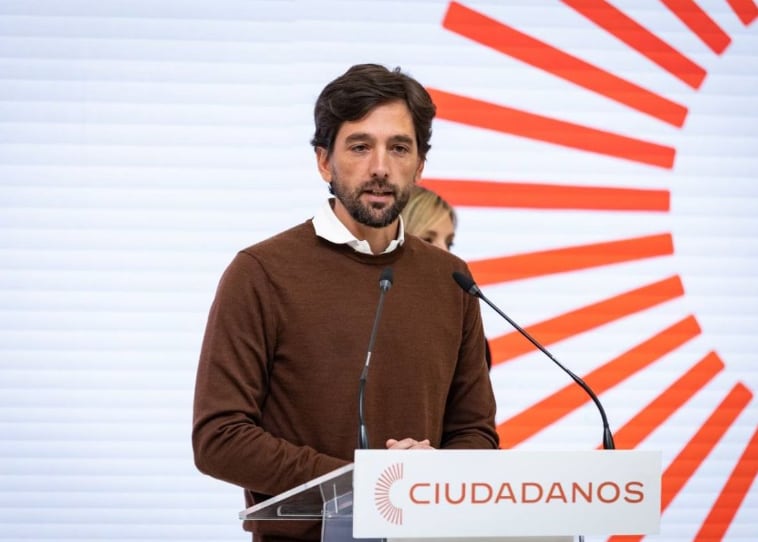 Adrián Vázquez presenta su dimisión como líder de Ciudadanos tras no alcanzar un acuerdo con el PP para las elecciones catalanas y europeas.