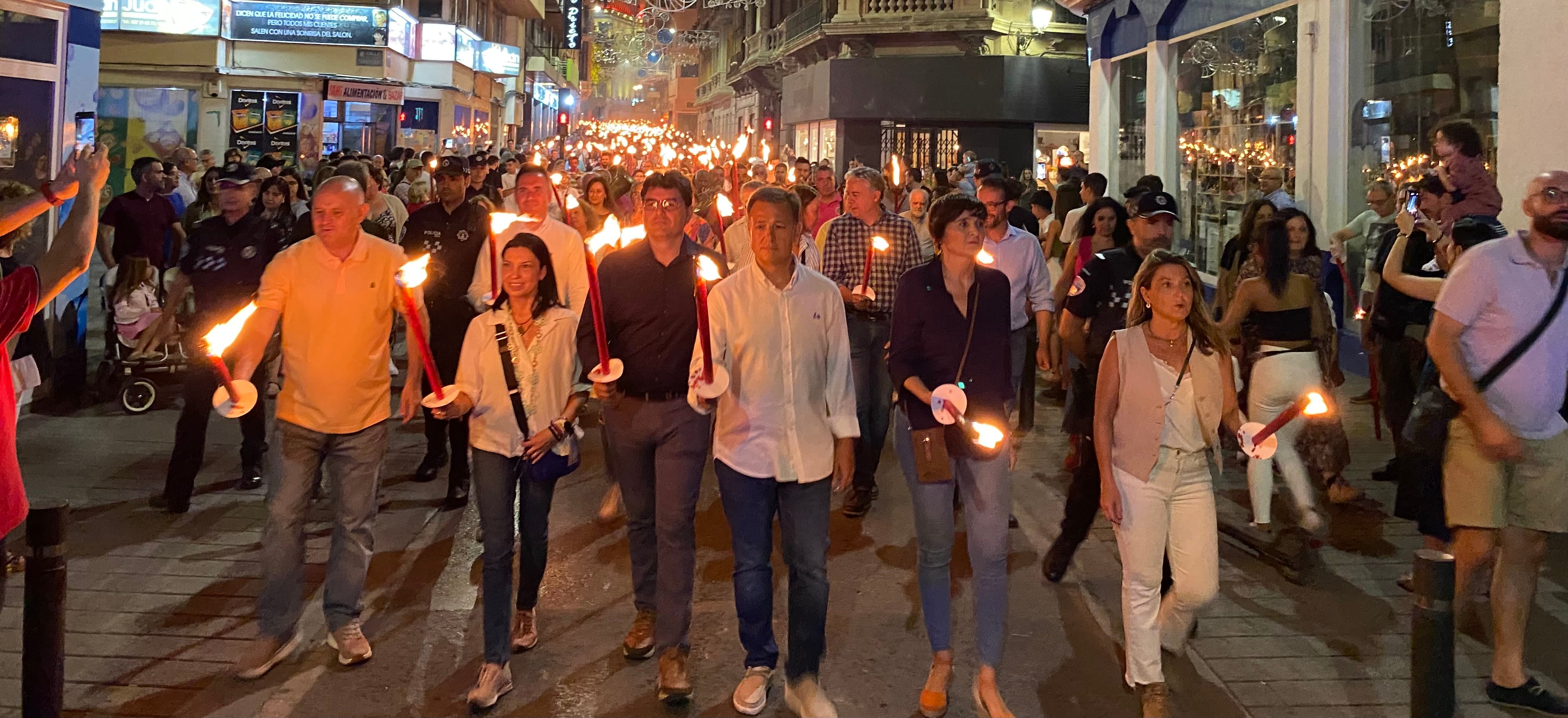 Procesión de antorchas por la noche de San Juan en Albacete.