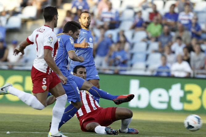 Pablo Sarabia dispara a puerta ante los zagueros almerienses